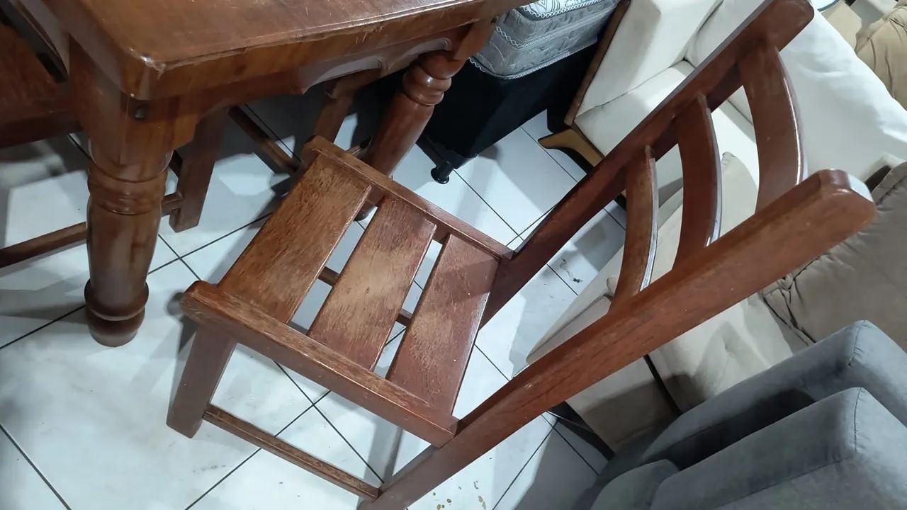 MESA DE MADEIRA MACIÇA COM 8 CADEIRAS SEM AVARIAS  - Foto 3