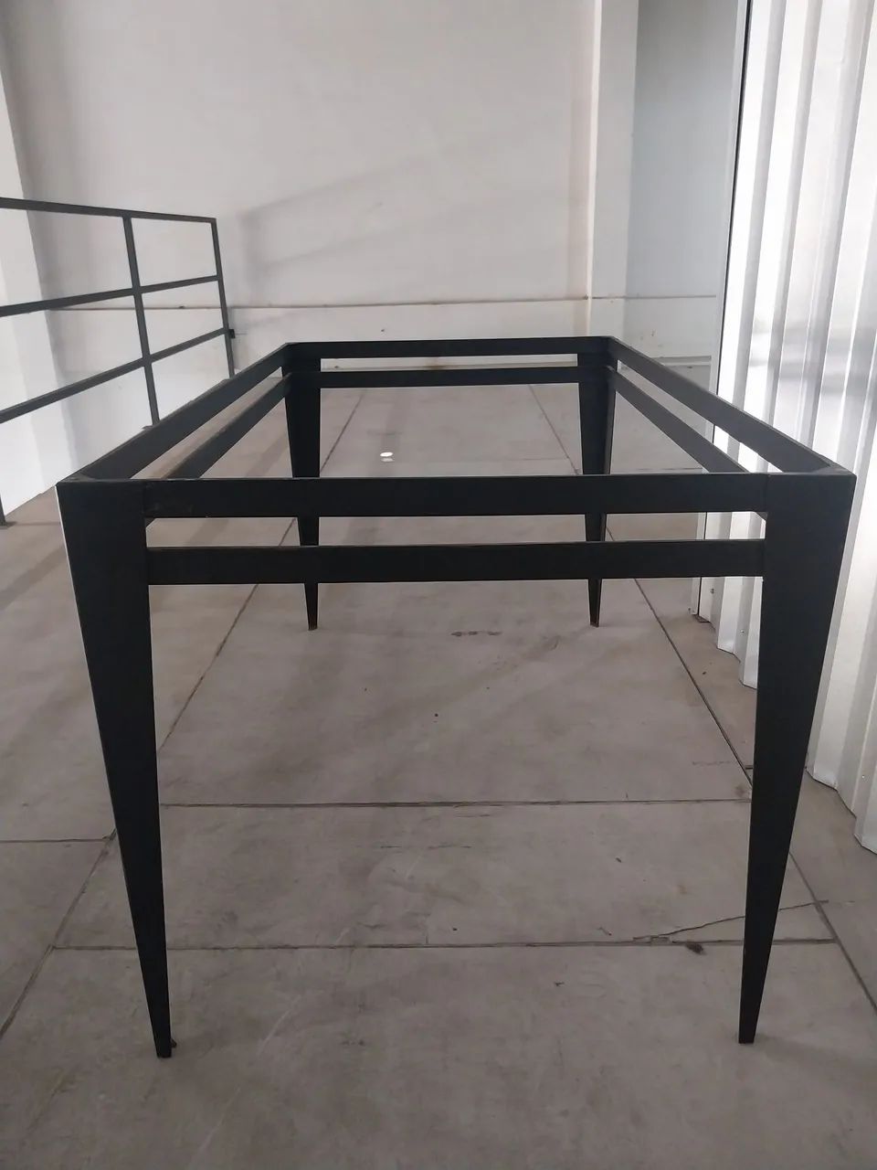 Mesa com base de aço e tampo de vidro temperado 10mm