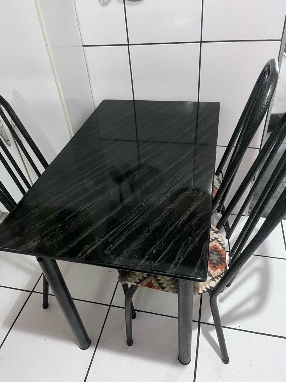 Mesa 4 cadeiras em perfeito estado - Foto 2