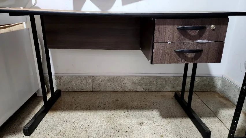2 Mesas de escritório 