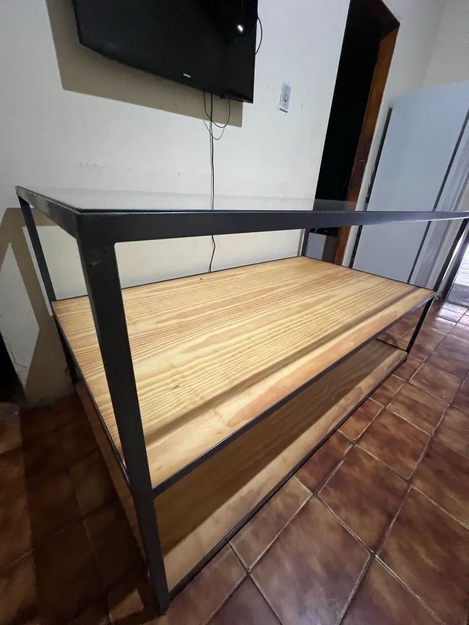 Mesa expositora de roupas - Foto 3