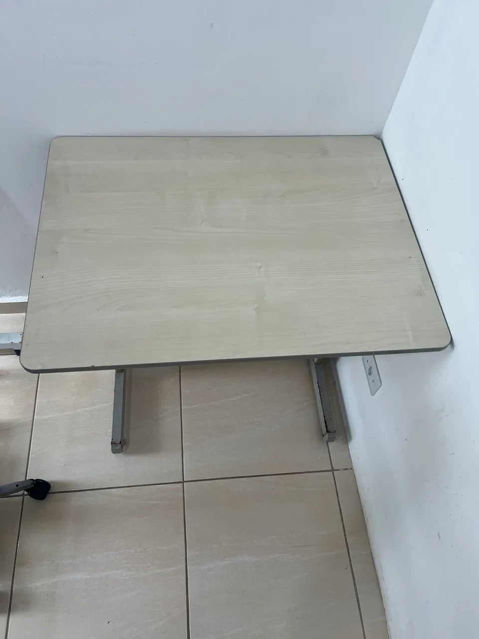 Mesa de Escritório / Escrivaninha para Computador e Estudos (Compacta)