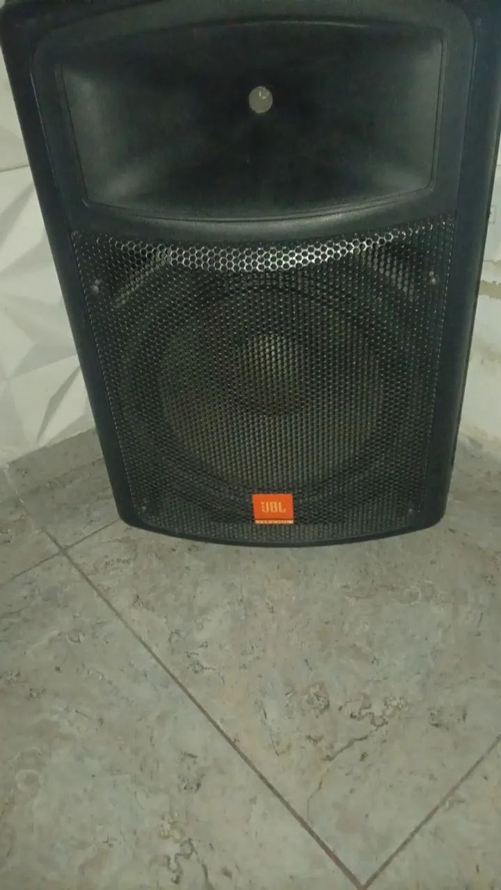 Caixa jbl amplificada semi nova 