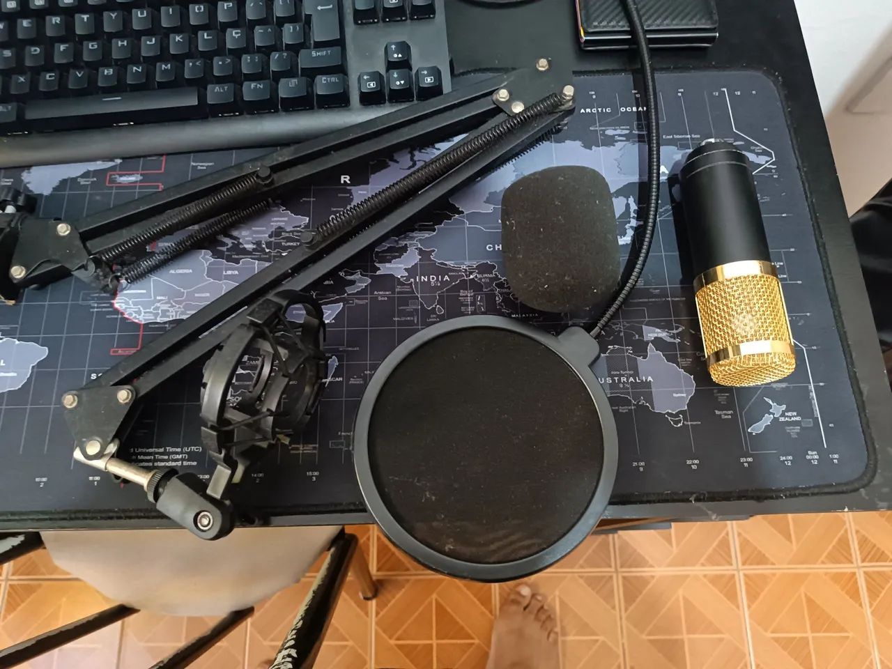 Kit Microfone Condensador BM800 Completo de Mesa (com Pop Filter e Tripé)