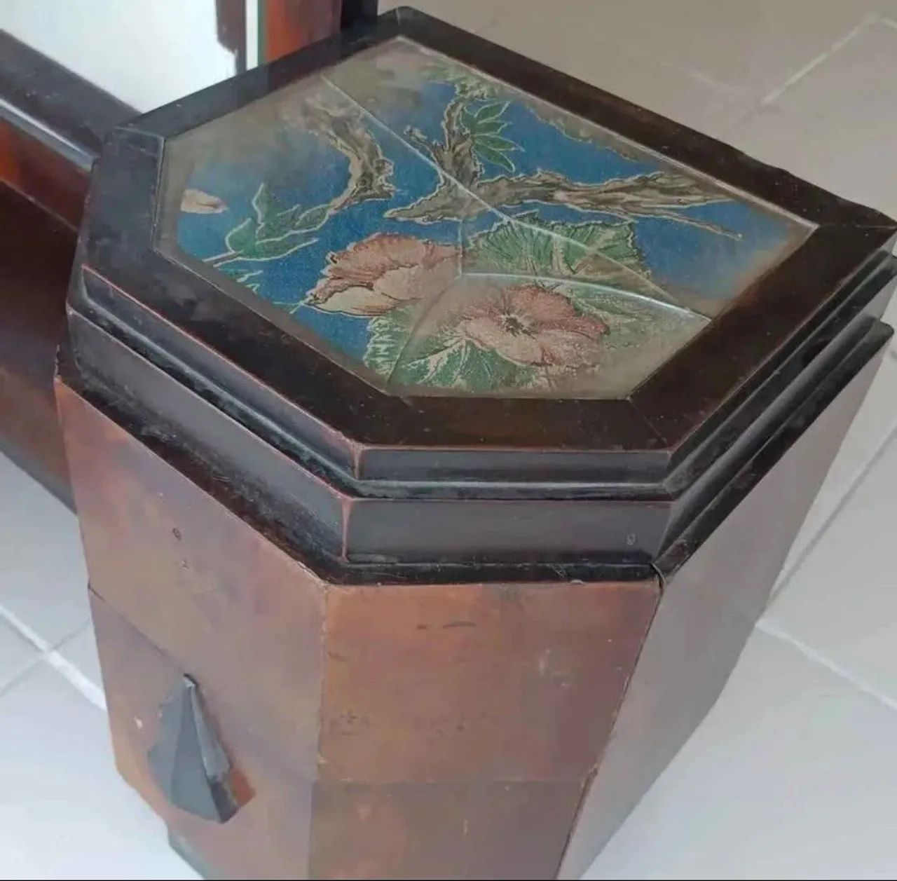 Antiga penteadeira com banqueta  - Foto 3