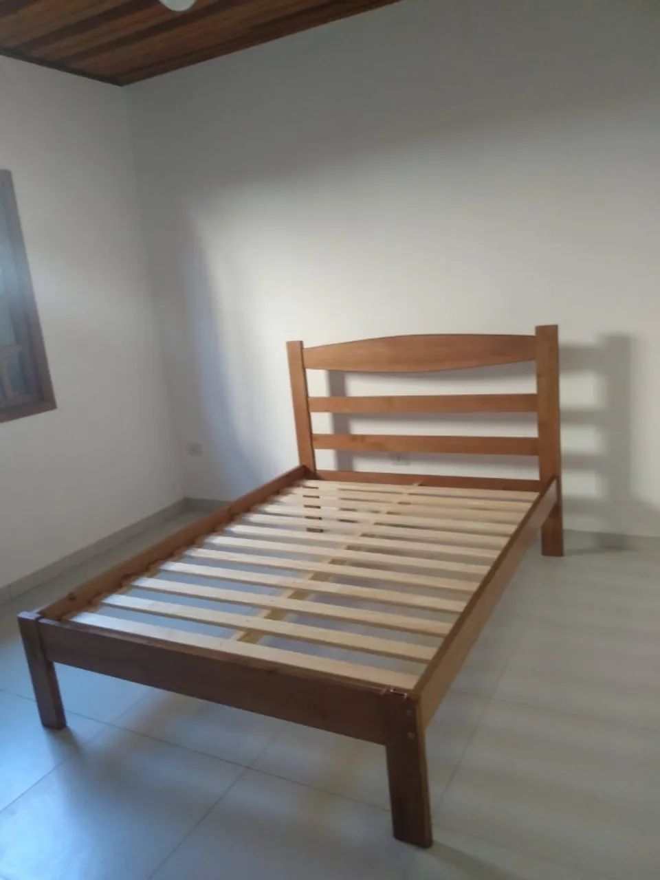 Mesa de madeira maciça 