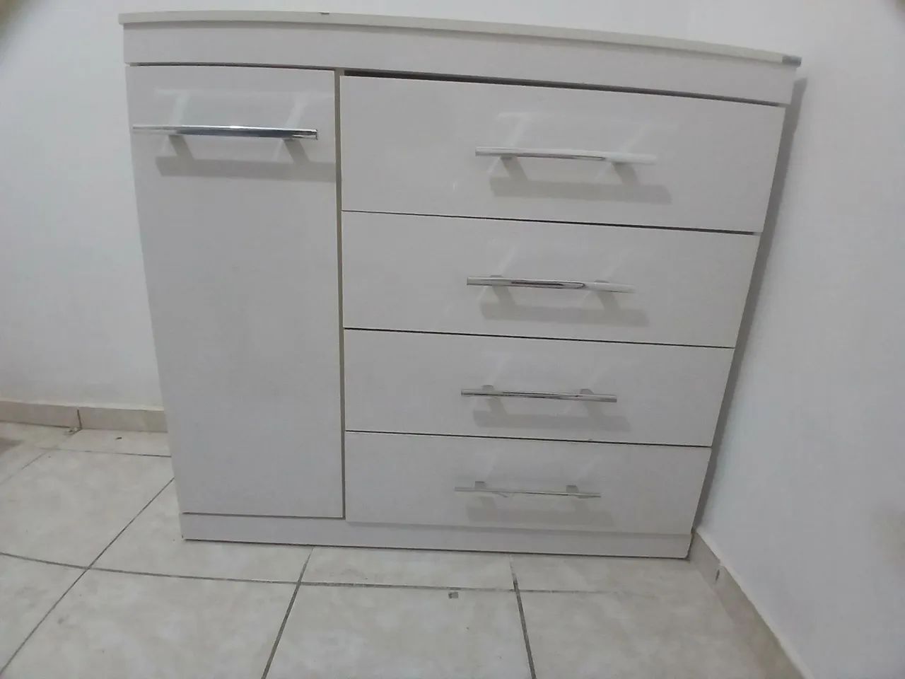 Cômoda 1 Porta 4 Gavetas
