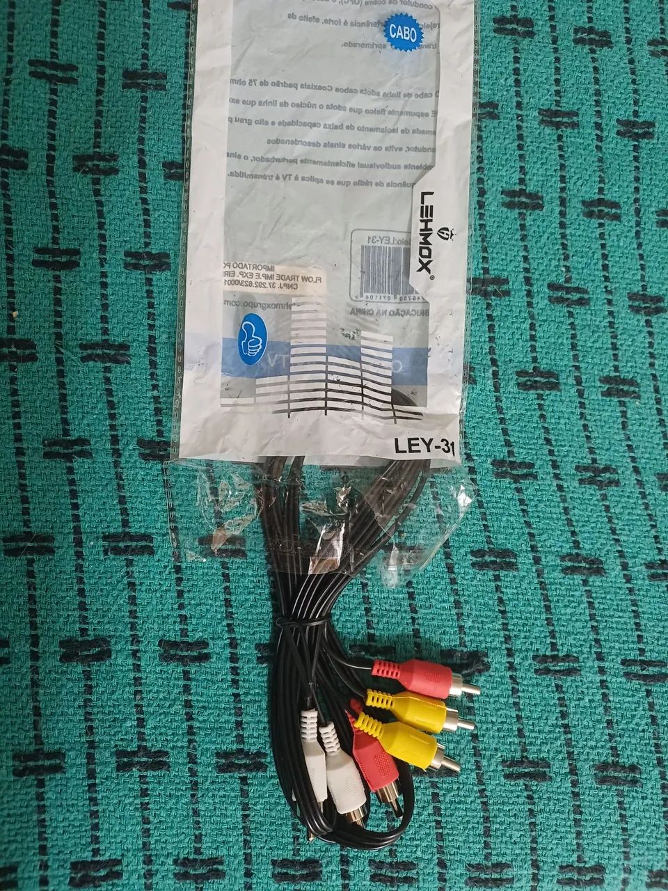 Cabo RCA com 1 metro e meio de comprimento. 