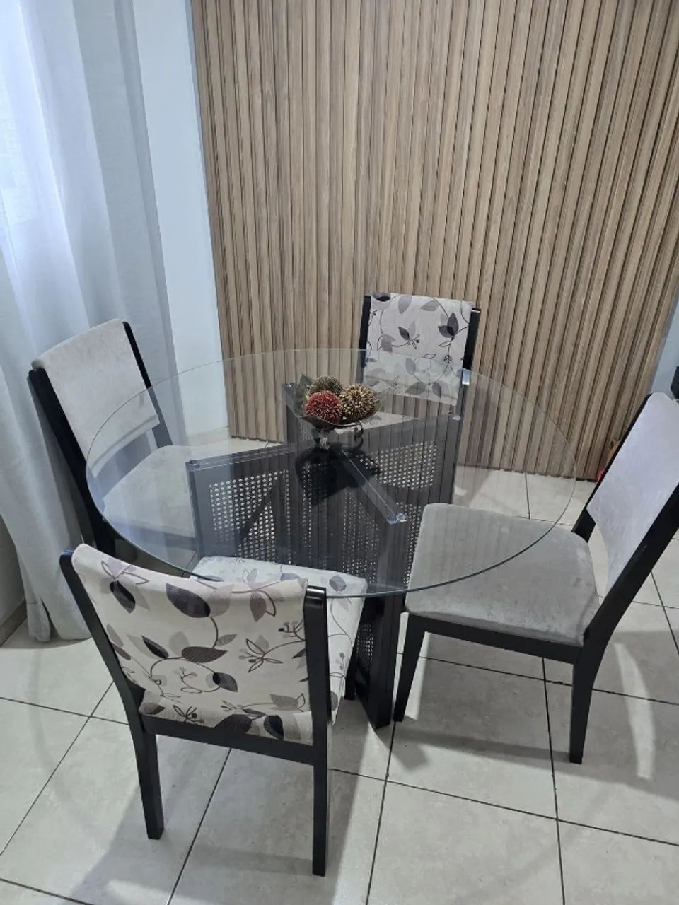 Mesa de jantar redonda + 4 cadeiras