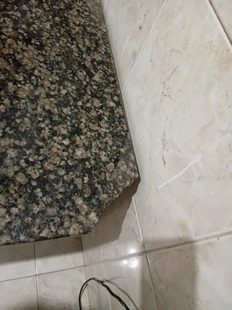 Mesa com pedra de pedra escura  - Foto 2