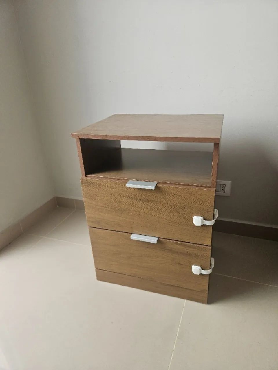Mesa de Cabeceira Criado Mudo de Madeira com Duas gavetas - Foto 2