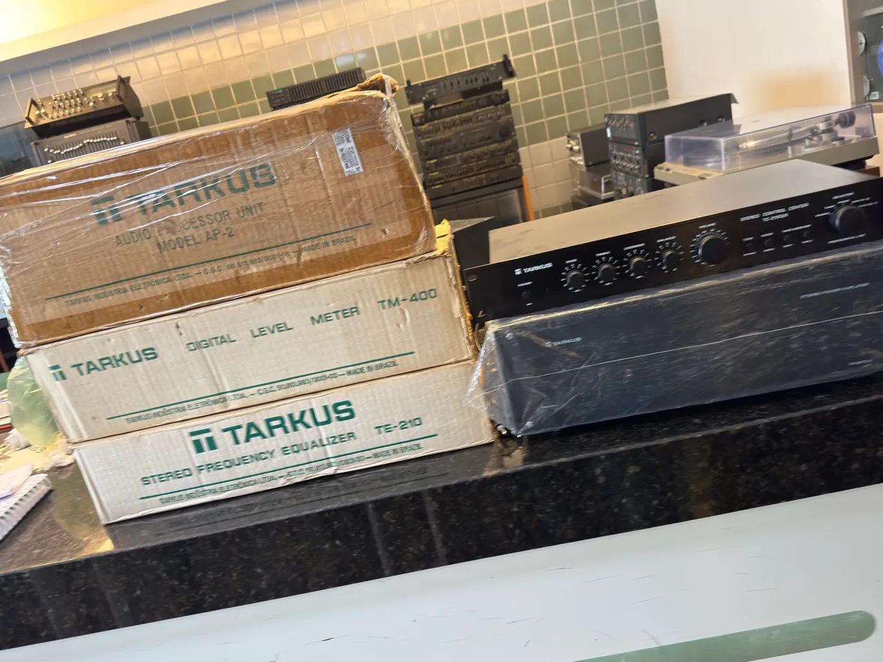 Conjunto Tarkus (Power 2170-II, pré TC-2150, mix AP-2, meter TM-400 equalizador TE-210)