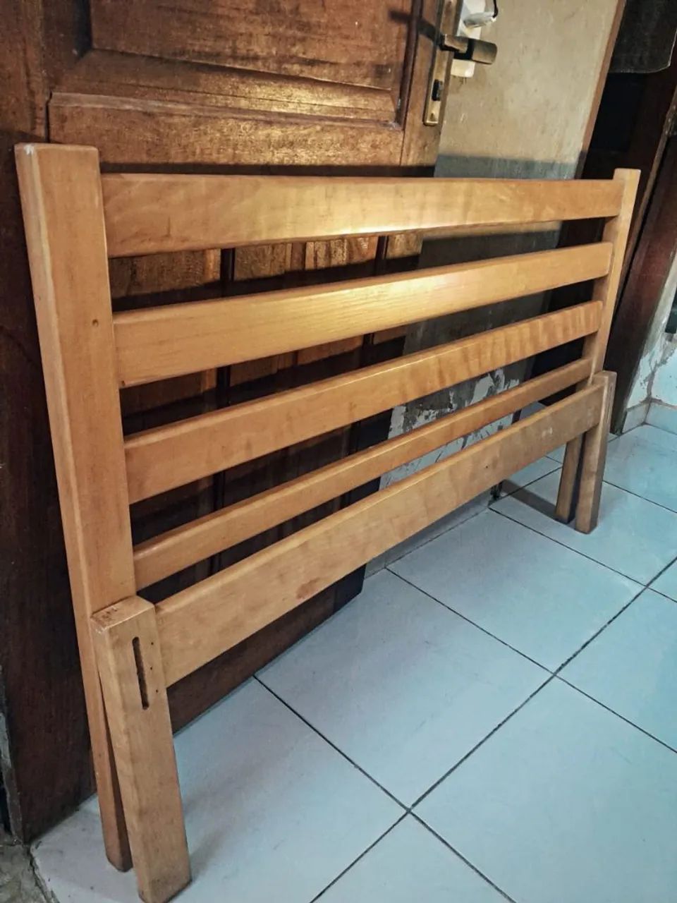 Vendo essa cama de casal de madeira 