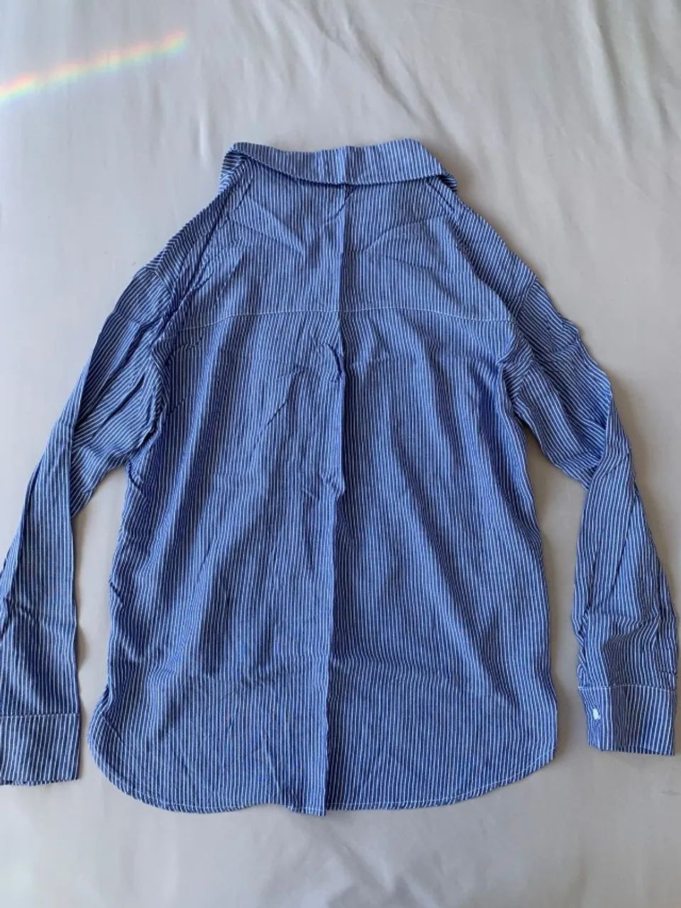 Camisa Feminina Listrada Azul e Branca Tam. P - Foto 3