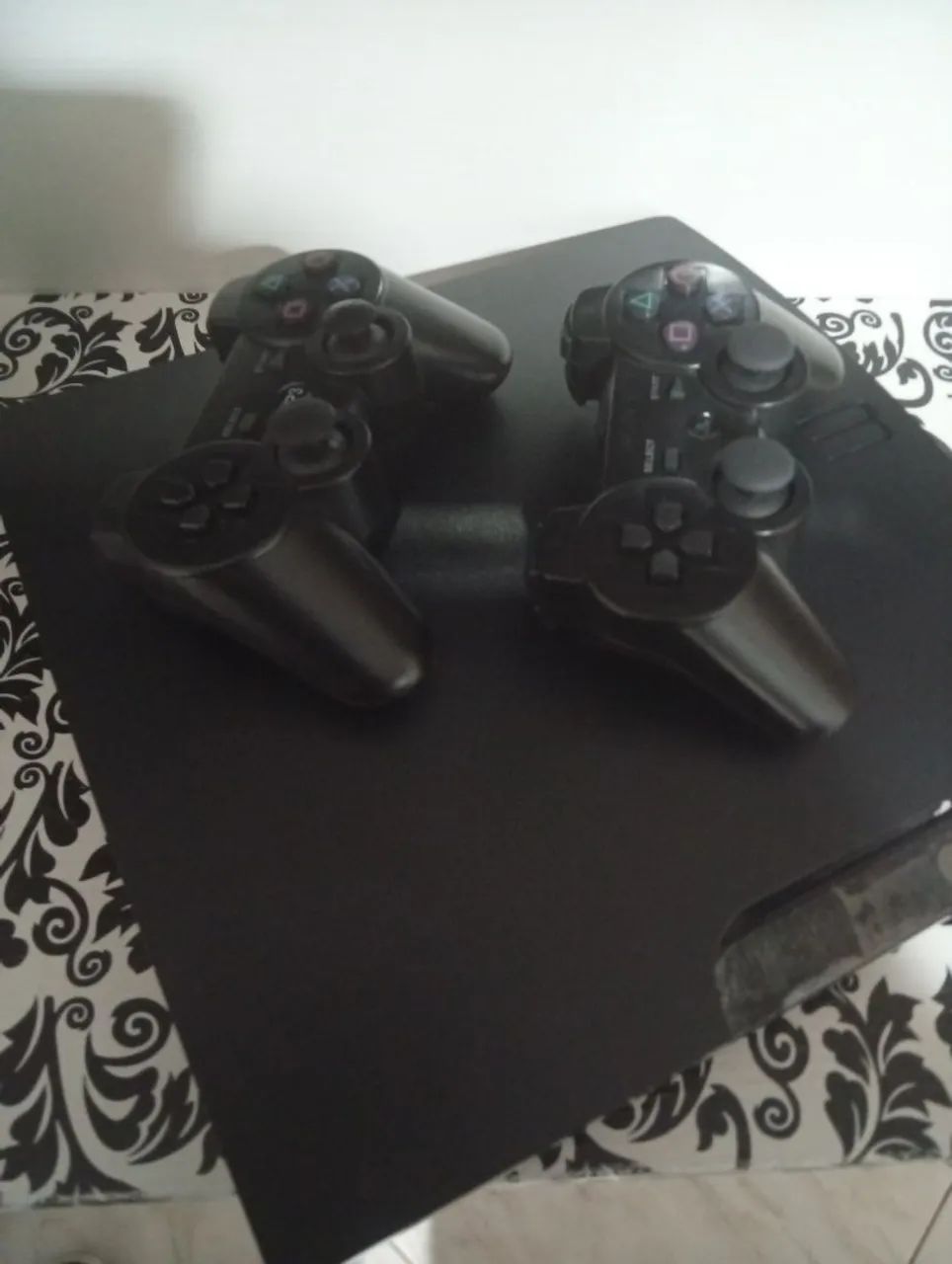 Playstation 3 Slim + 2 Controles + Desbloqueio HEN - Foto 2