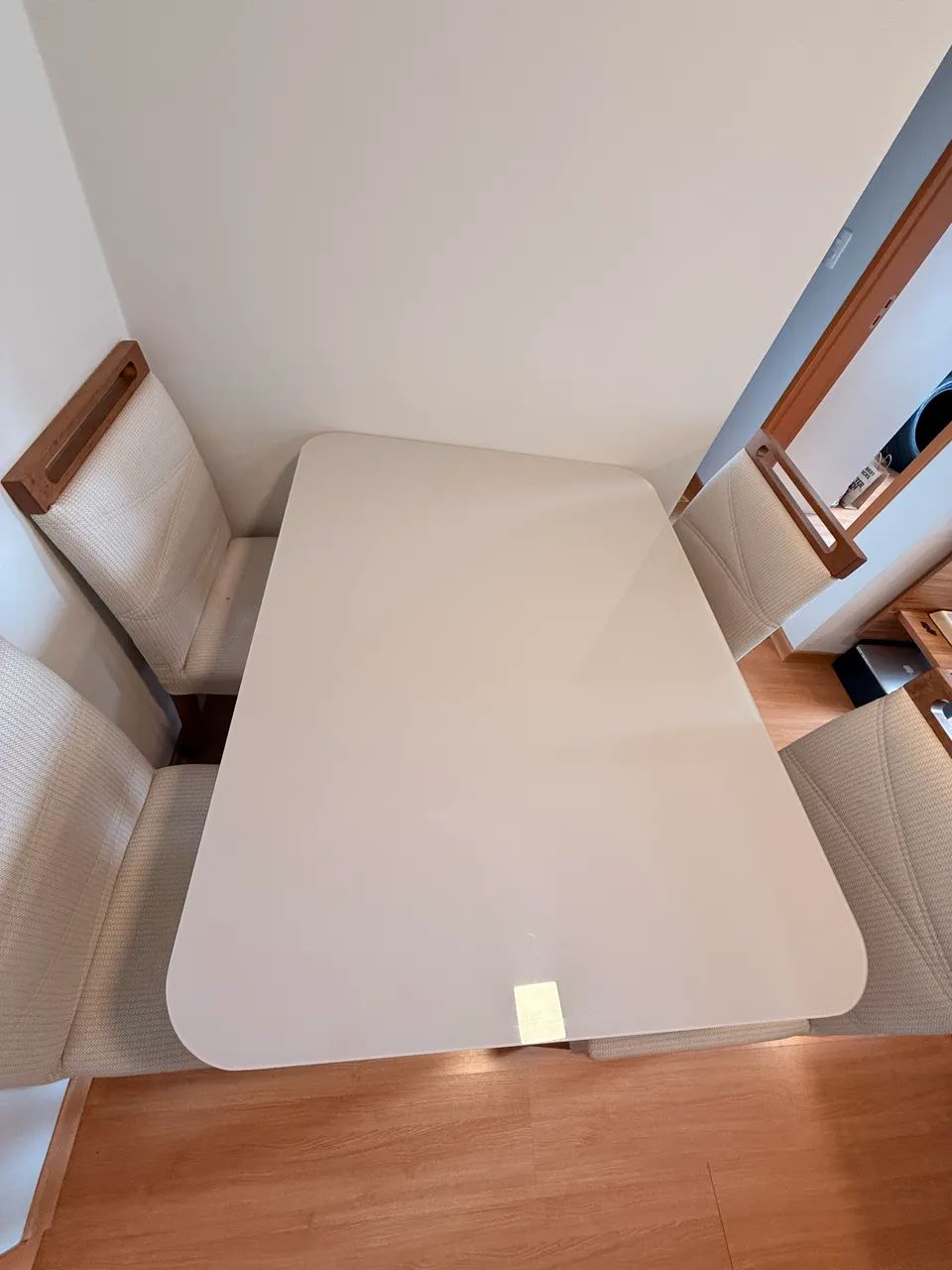 MESA DE MADEIRA COM 4 CADEIRAS R$ 1.300,00 - Foto 3