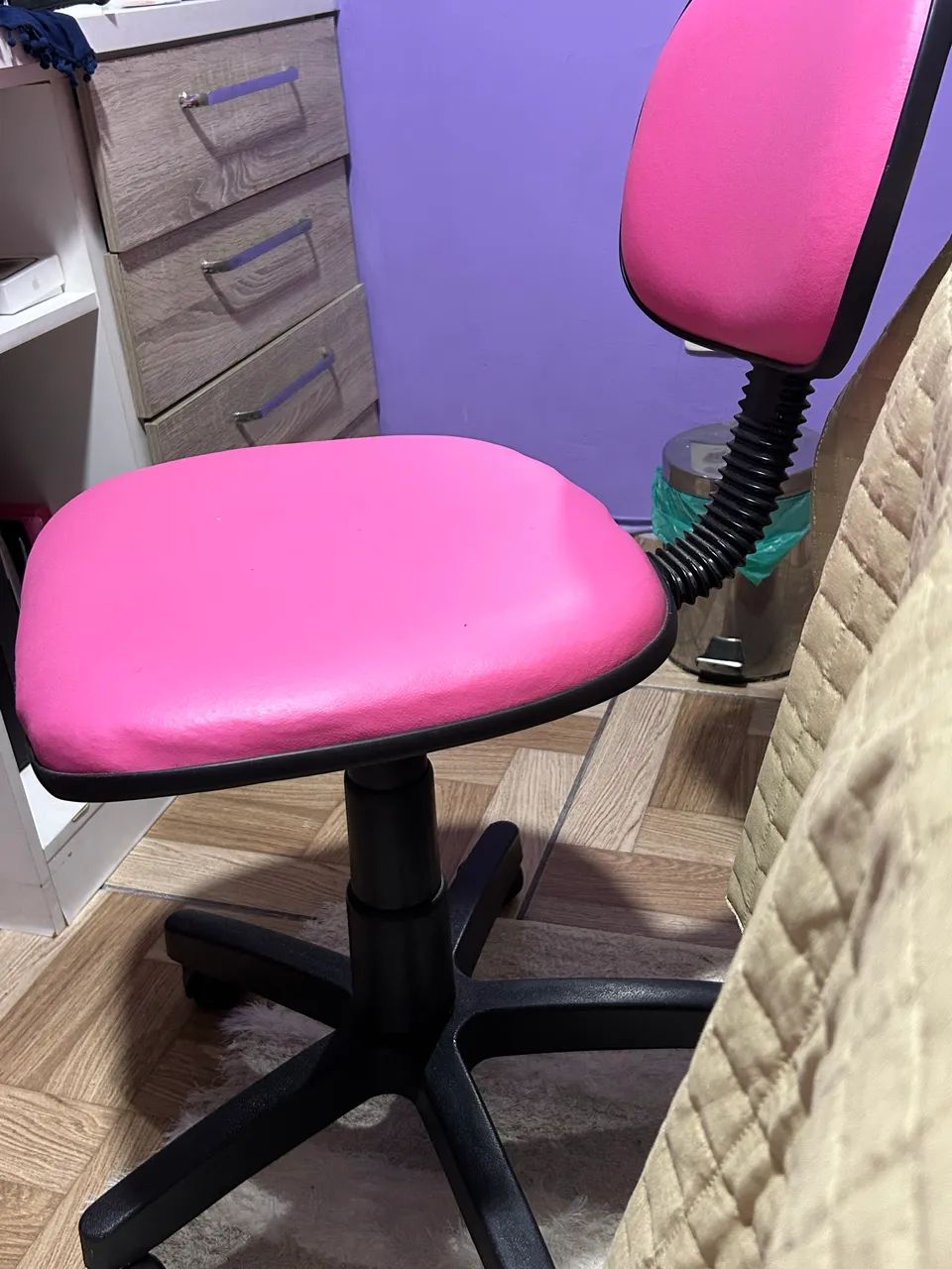 Cadeira de escritório estilo secretária, giratória na cor rosa - Foto 2