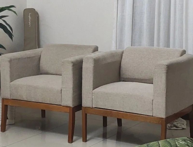 Par de Poltronas Decorativas em Madeira e Tecido Bege - Ótimo Estado