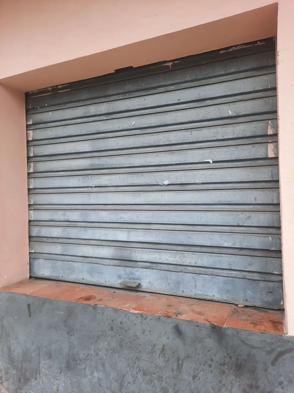 Porta de correr de ferro para barraca.