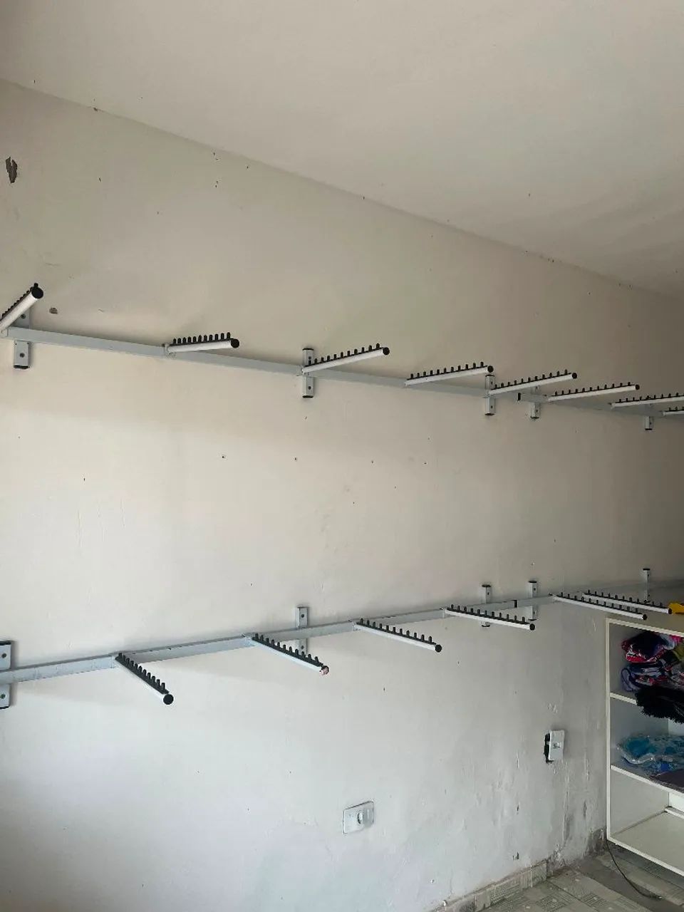 Régua de parede pra loja de roupa 
