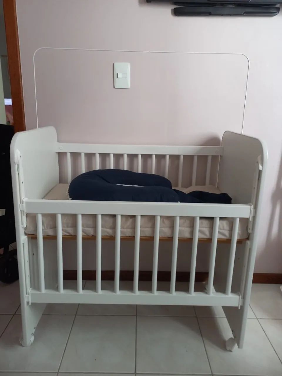 Mini Berço com Grade Regulavel (3 meses uso) - Foto 3