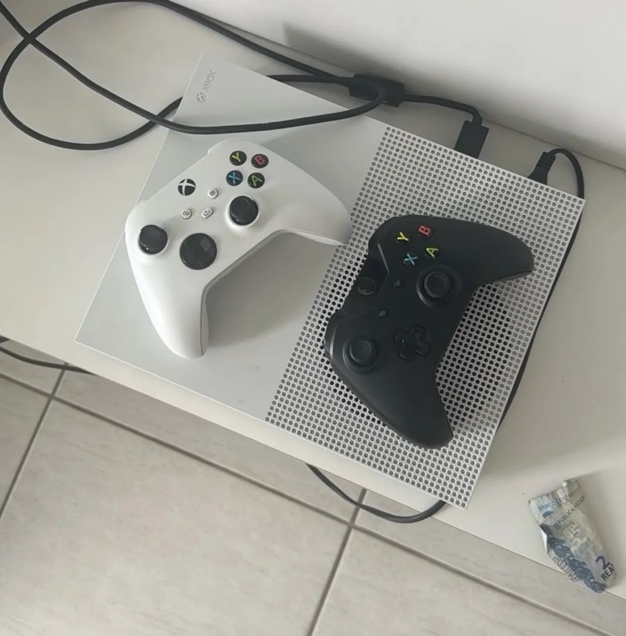 XBOX ONE S ALL DIGITAL 1TB (com 2 controles) - Foto 2