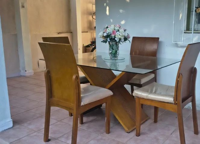Mesa de madeira com 4 cadeiras - Foto 2