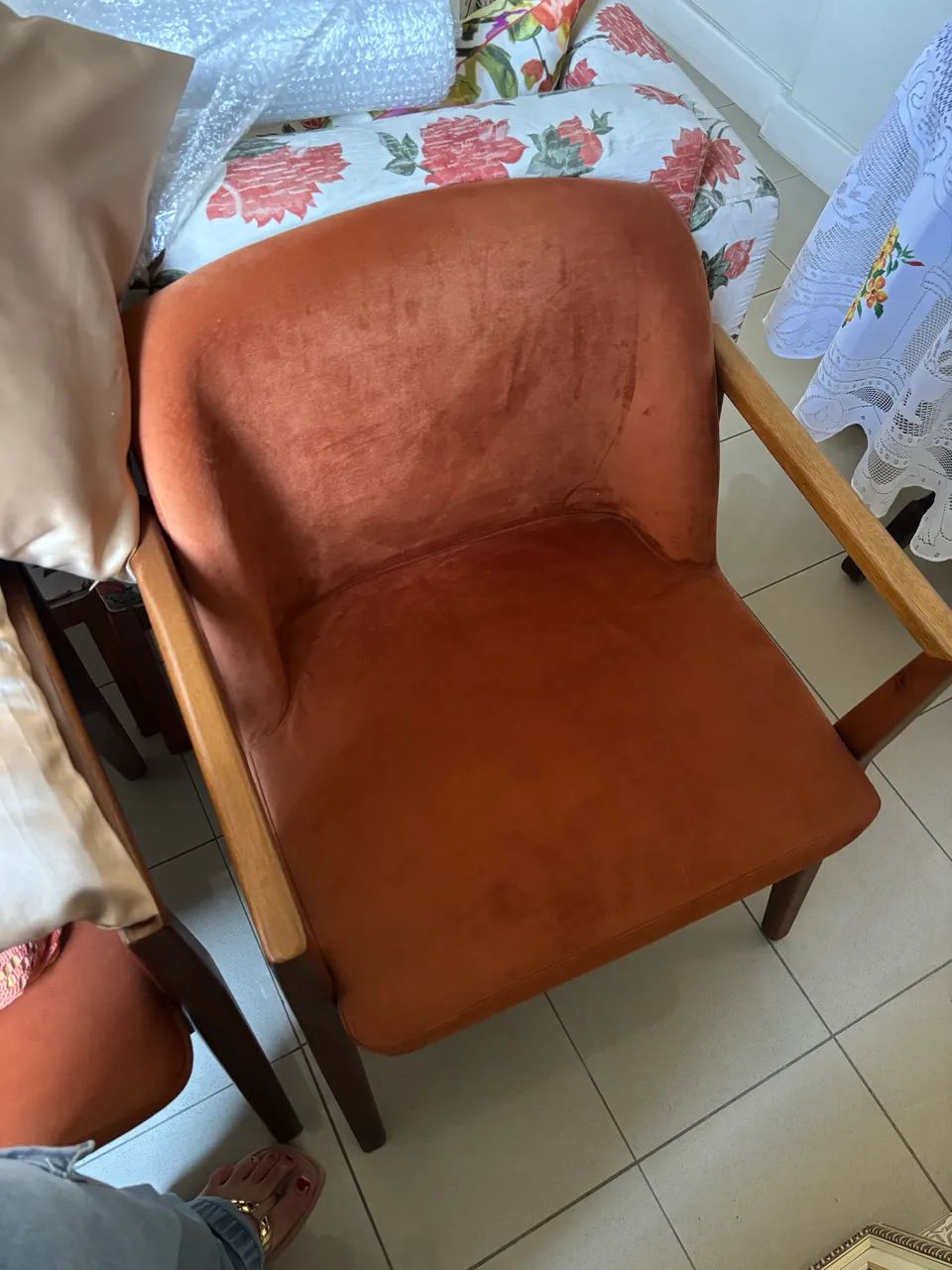 2 poltronas madeira maciça aveludadas lar shopping 
