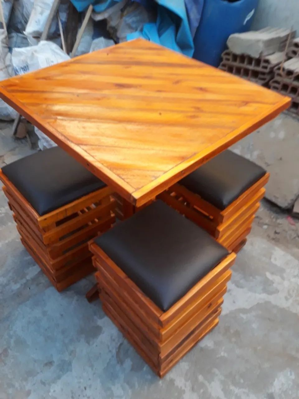 Mesa com 4 Banquinhos  - Foto 3