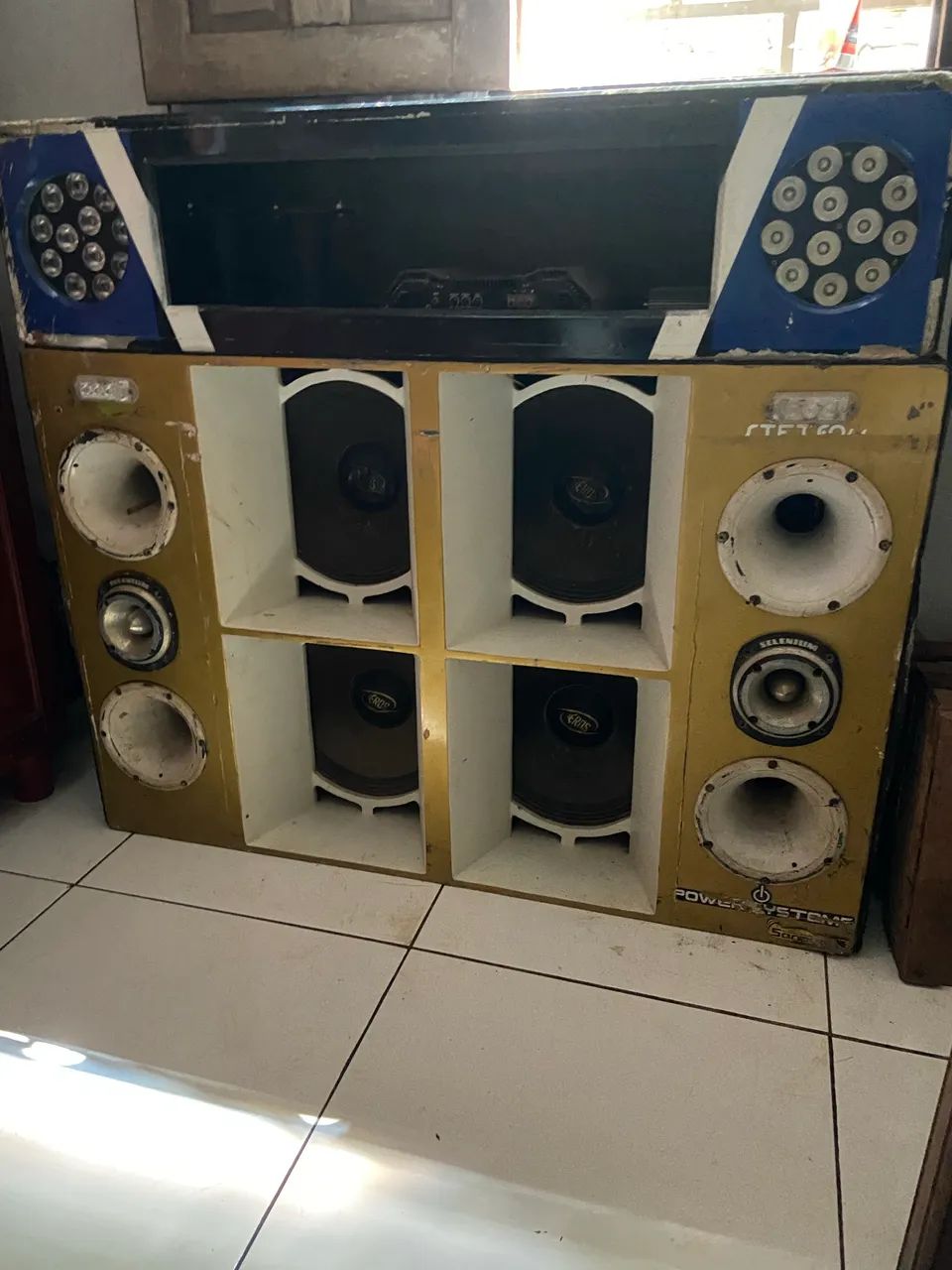 Letreiro de som , com 2 canhão de luzes 