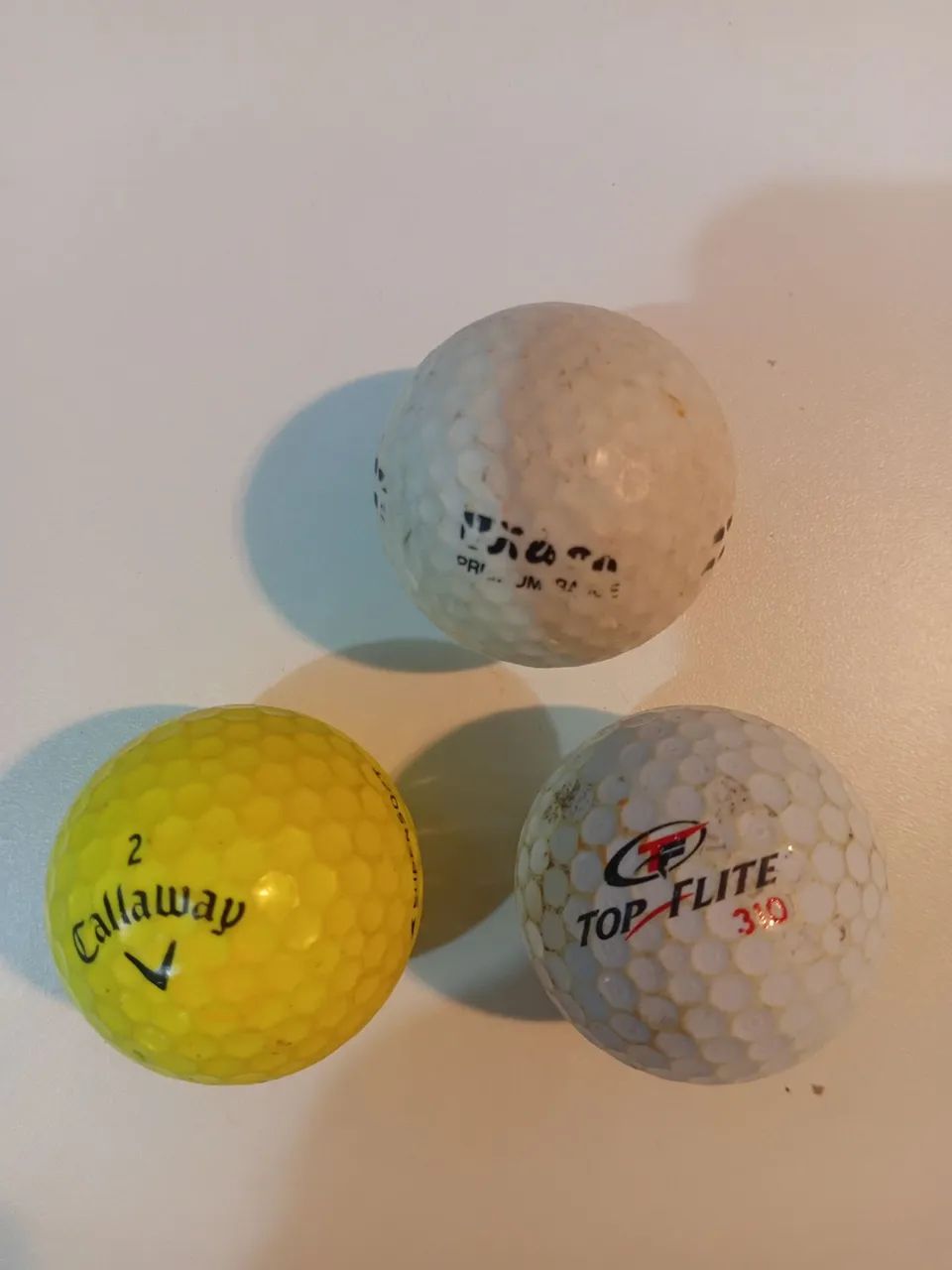 3 bolas de golfe usadas