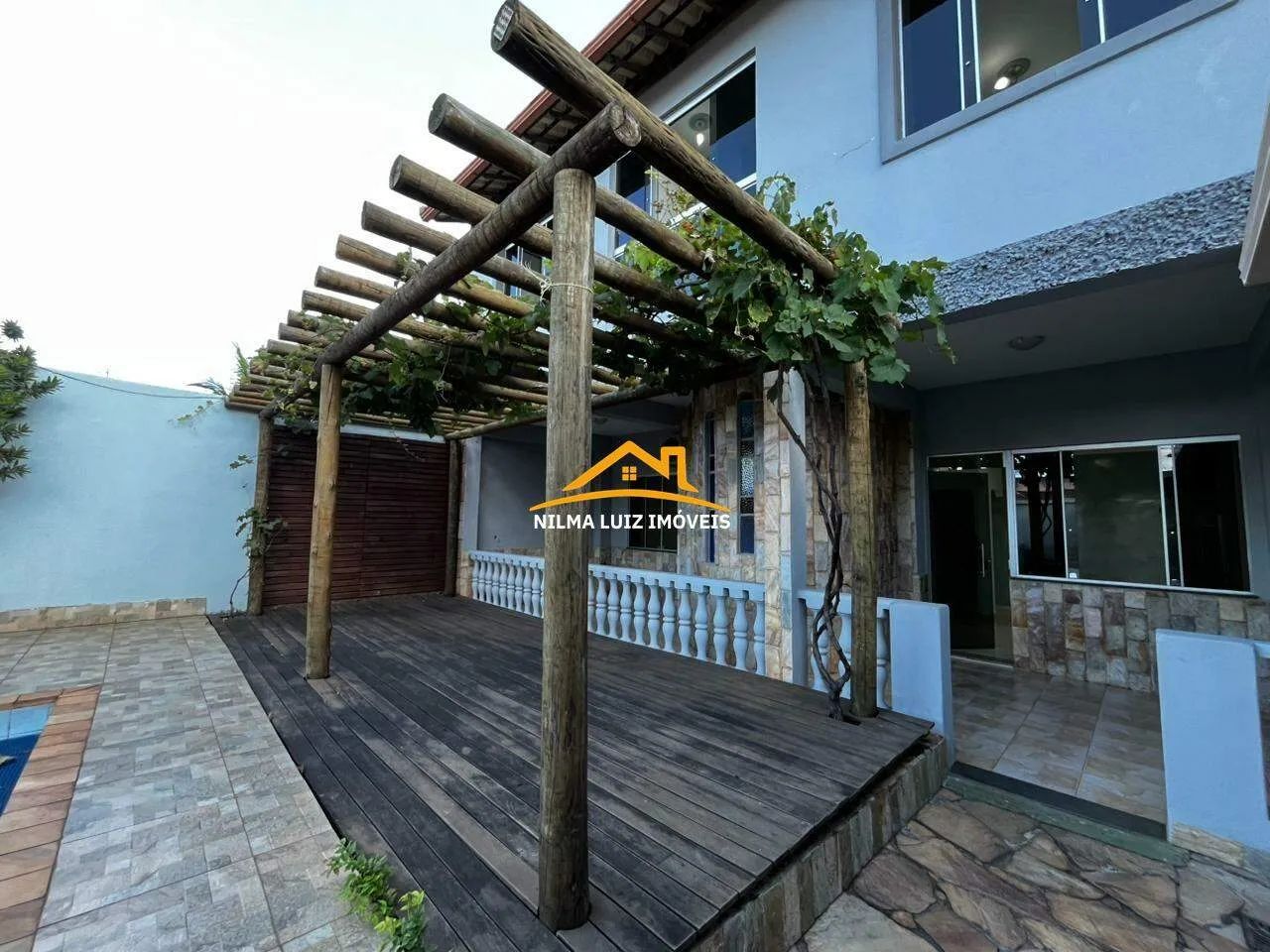 EXCELENTE CASA DUPLEX COM AMPLO ESPAÇO E ÁREA DE LAZER COMPLETA COM PISCINA - Foto 3