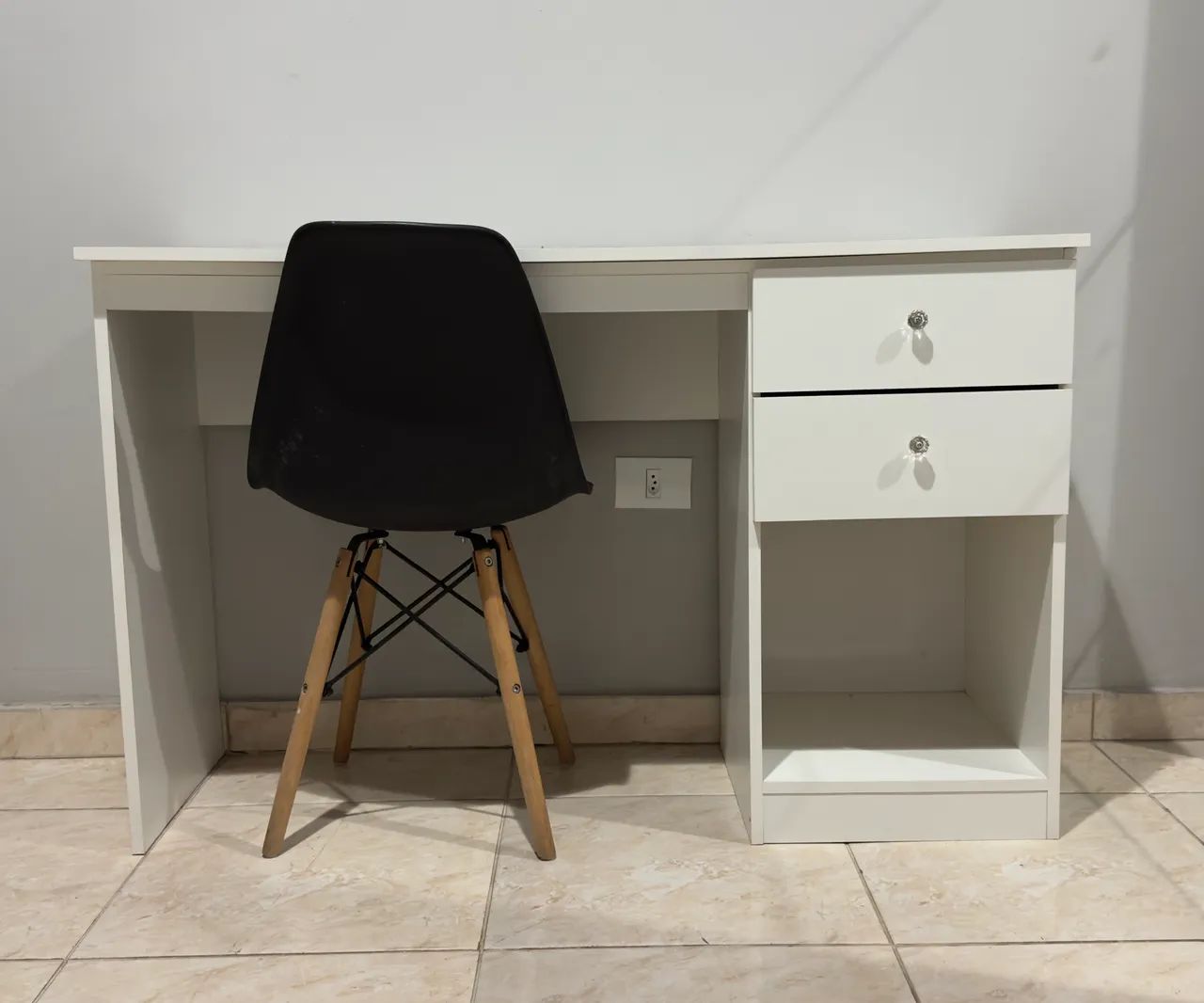 Escrivaninha com gavetas | Acompanha junto 1 cadeira modelo Eames Eiffel na cor preto  - Foto 3