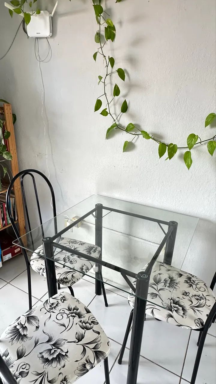 Mesa tubular de vidro com 4 cadeiras  - Foto 2