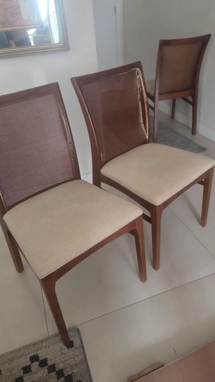 Vendo 8 cadeiras de madeira maciça precisando de reparos - Foto 3