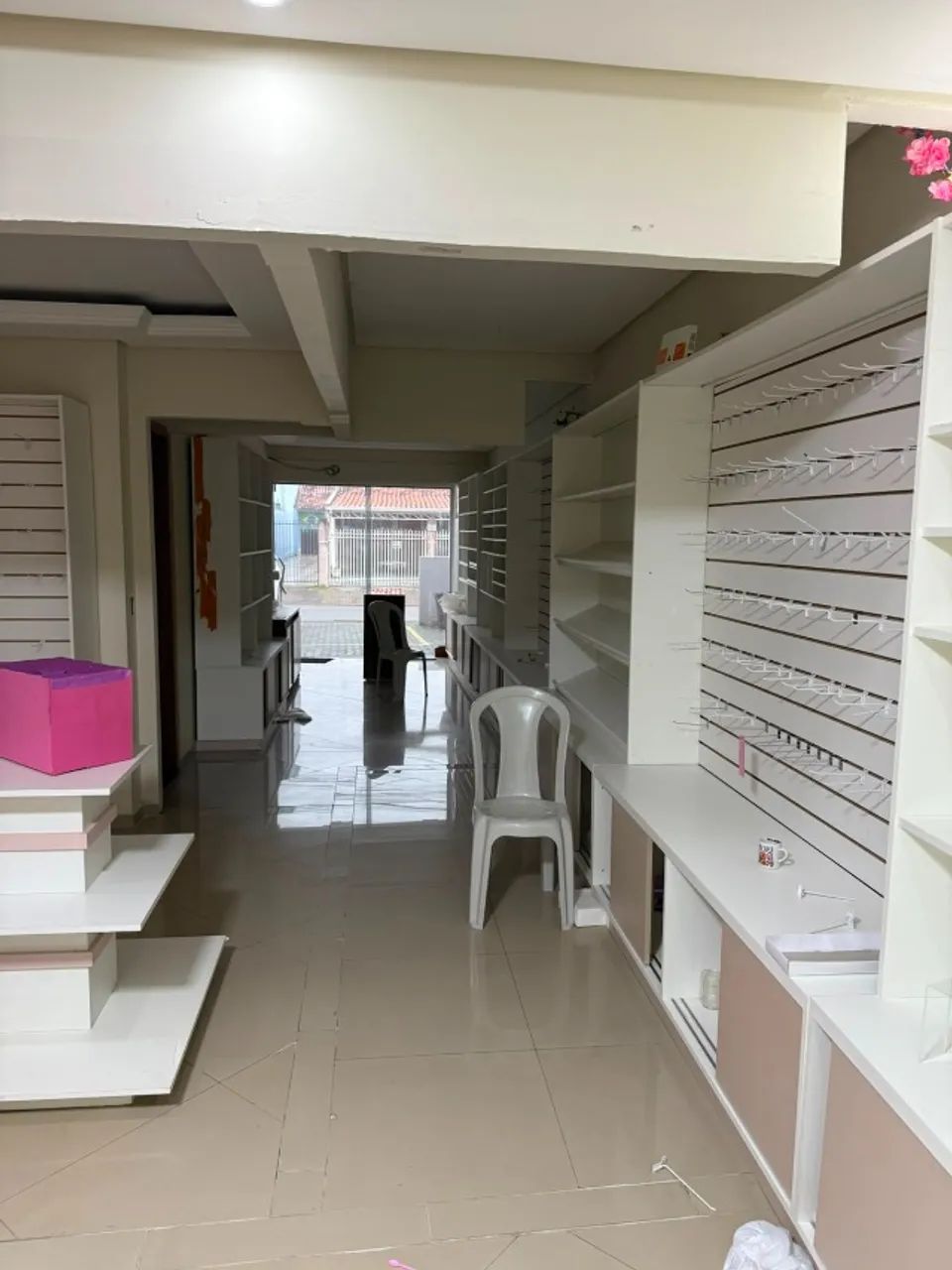 Ampla Sala Comercial com 80m² - Mobiliada e Pronta para Locação - Foto 3