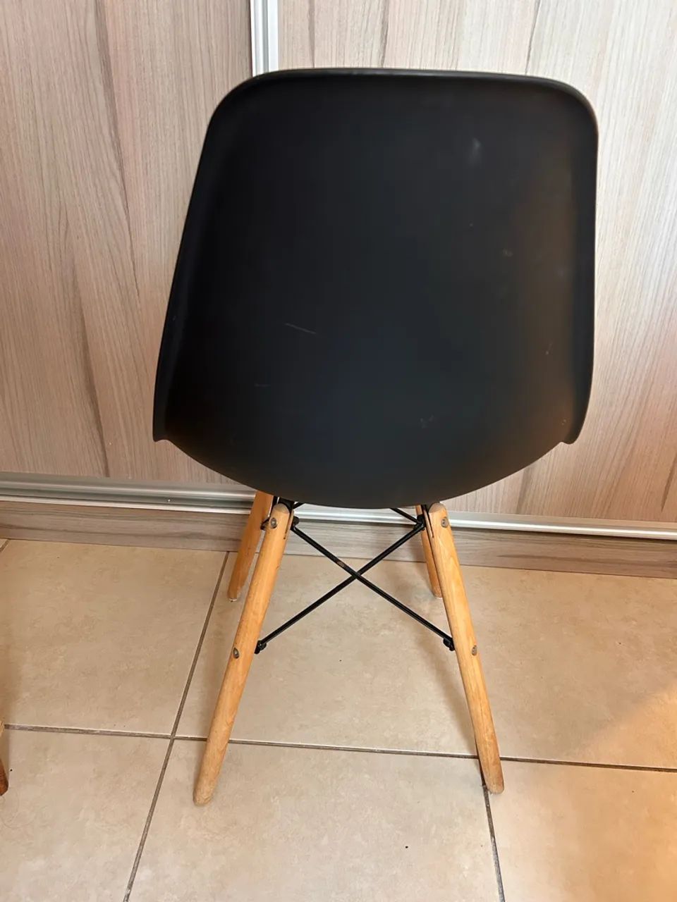 Cadeira Charles Eames Eiffel Preta - Pés de Madeira - Foto 2