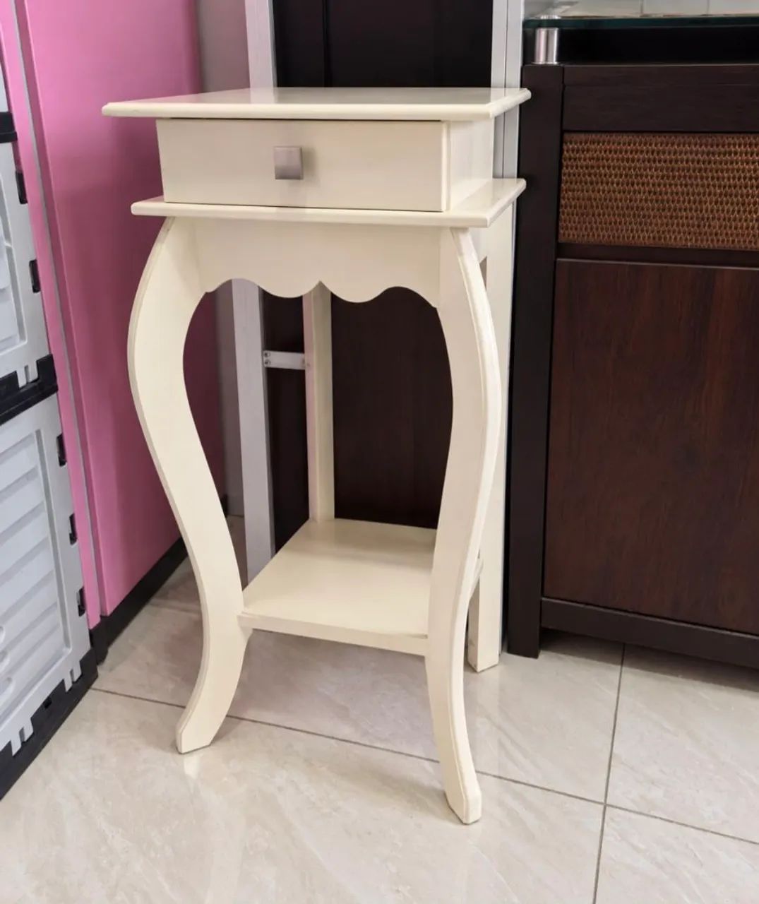 Mesa de canto vintage compacta bege
