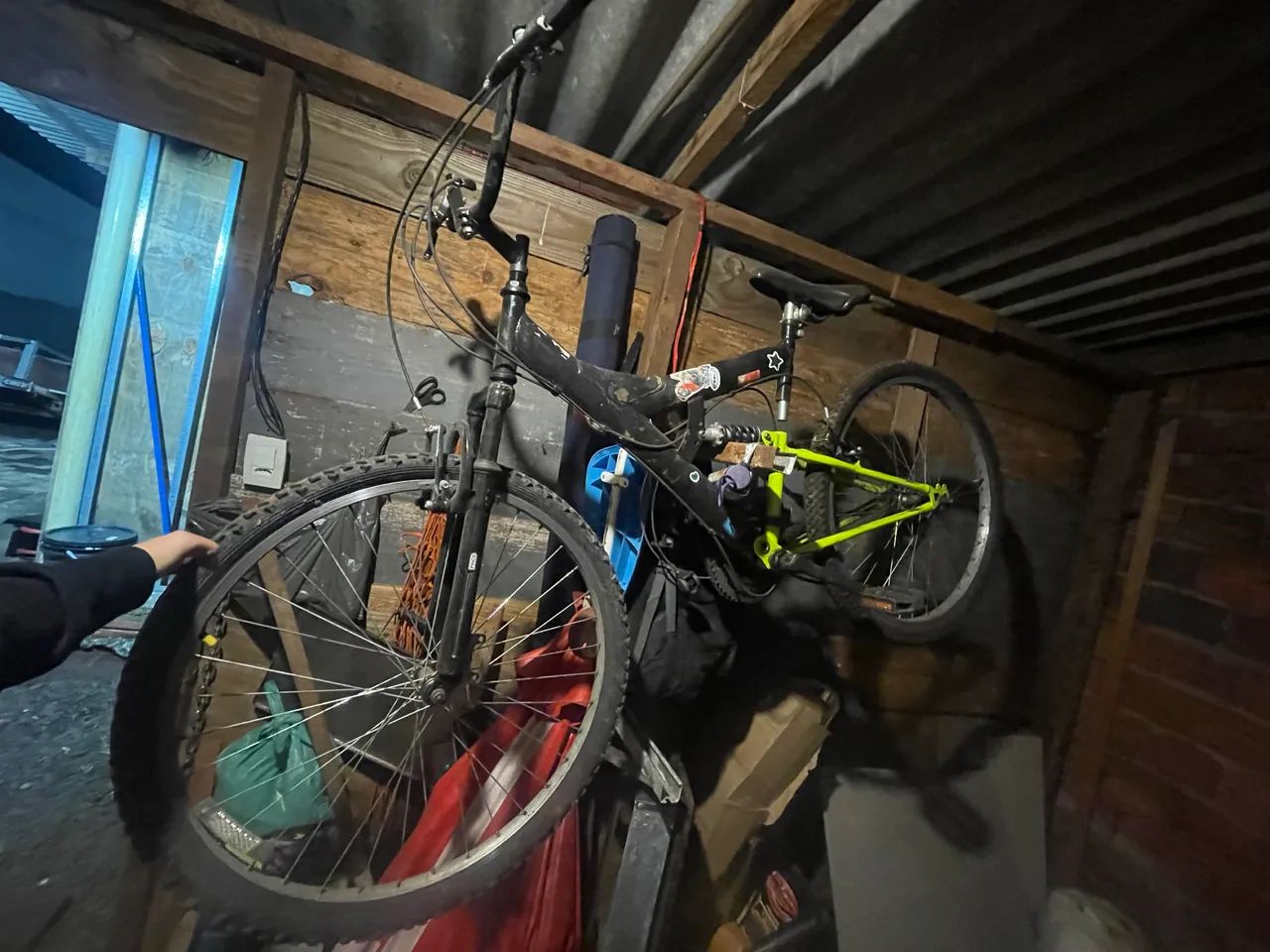 Vendo bicicleta MTB aro 26 preta com verde  - Foto 2
