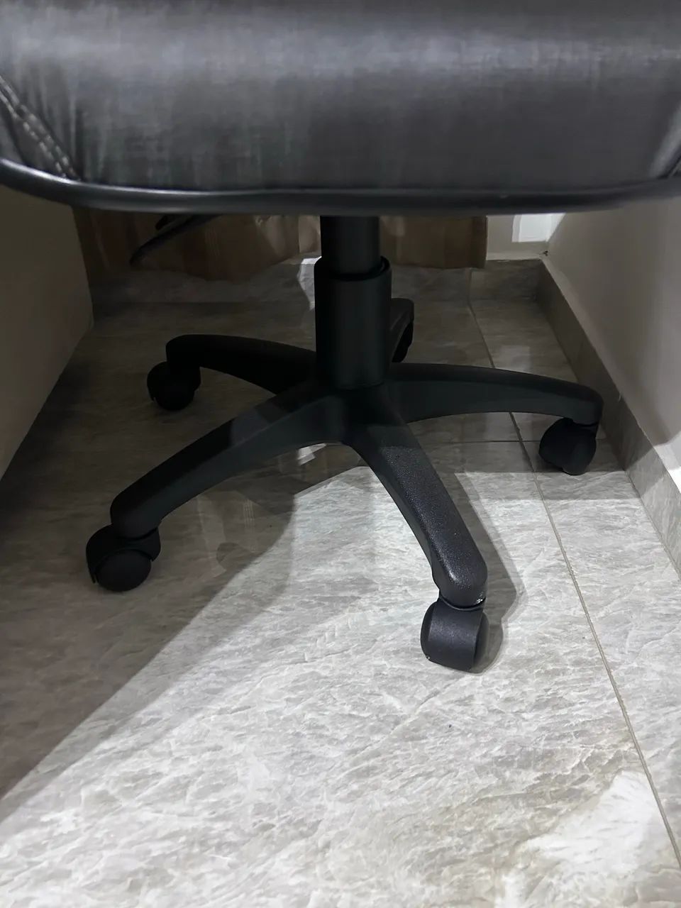 Cadeira de escritório giratória nova com braços e regulagem - Foto 5