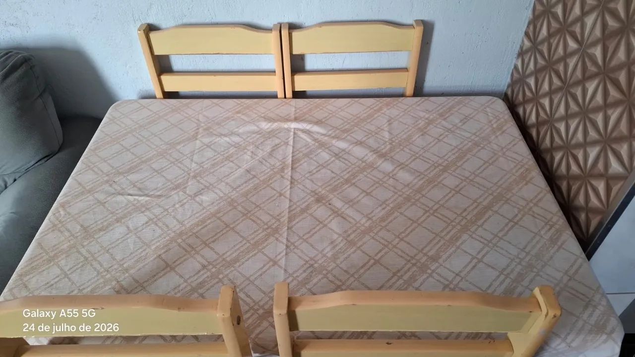 Vendo mesa e 4 cadeira