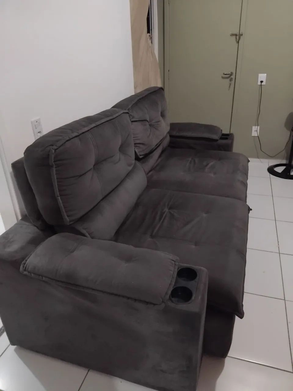 Vendo sofá semi novo confortável  retrátil grande  4 lugares 