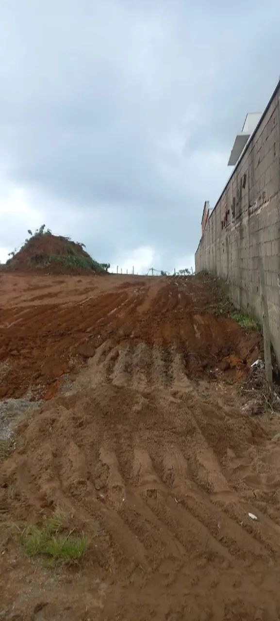 Lote com ótima metragem, semi plano, pronto para construir 