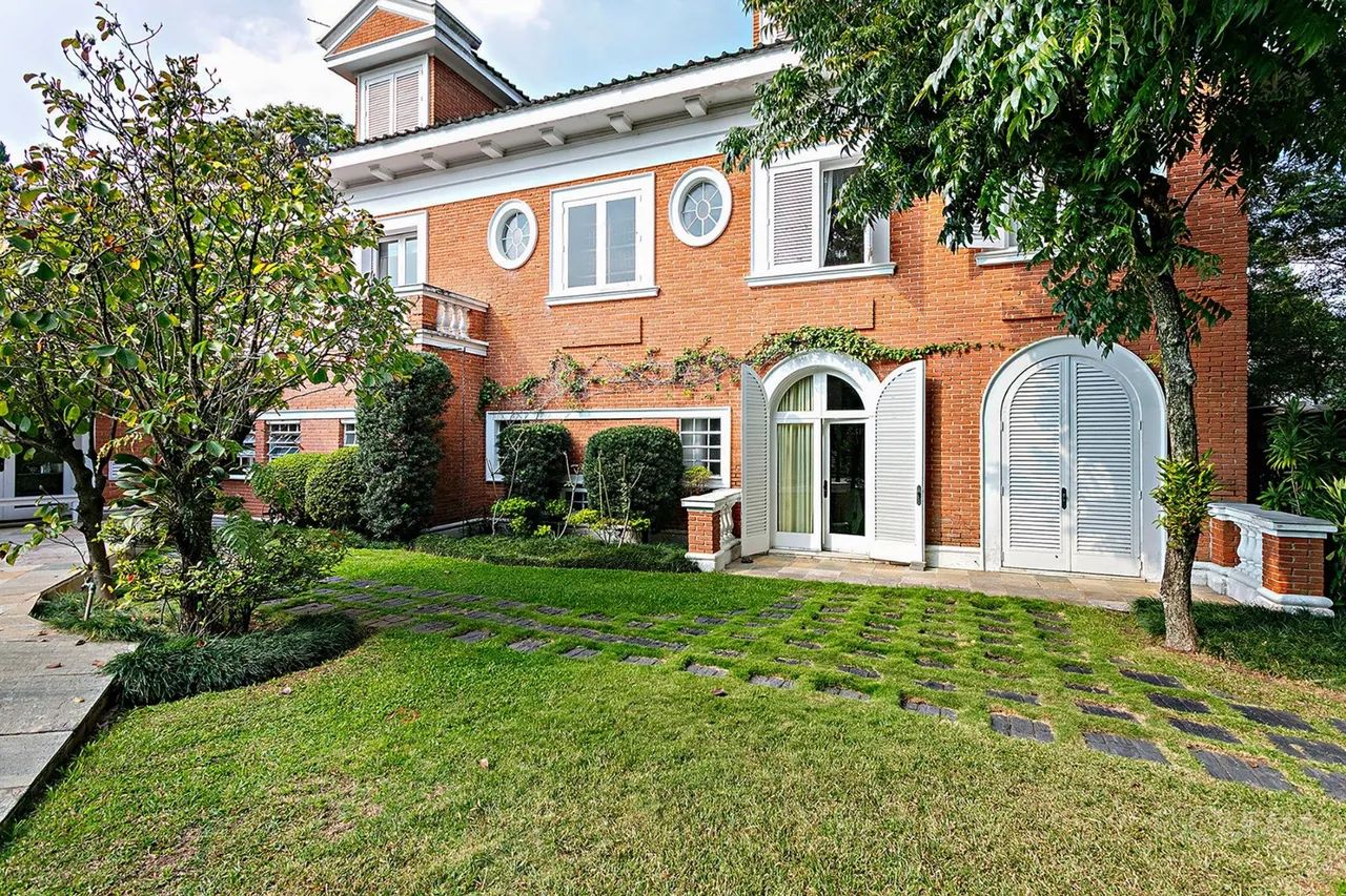 Casa clássica com amplo jardim no Jardim Guedala