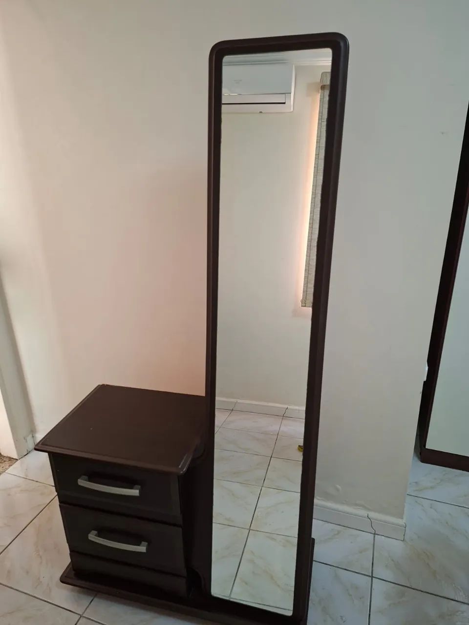 Lindo móvel com espelho e gavetas