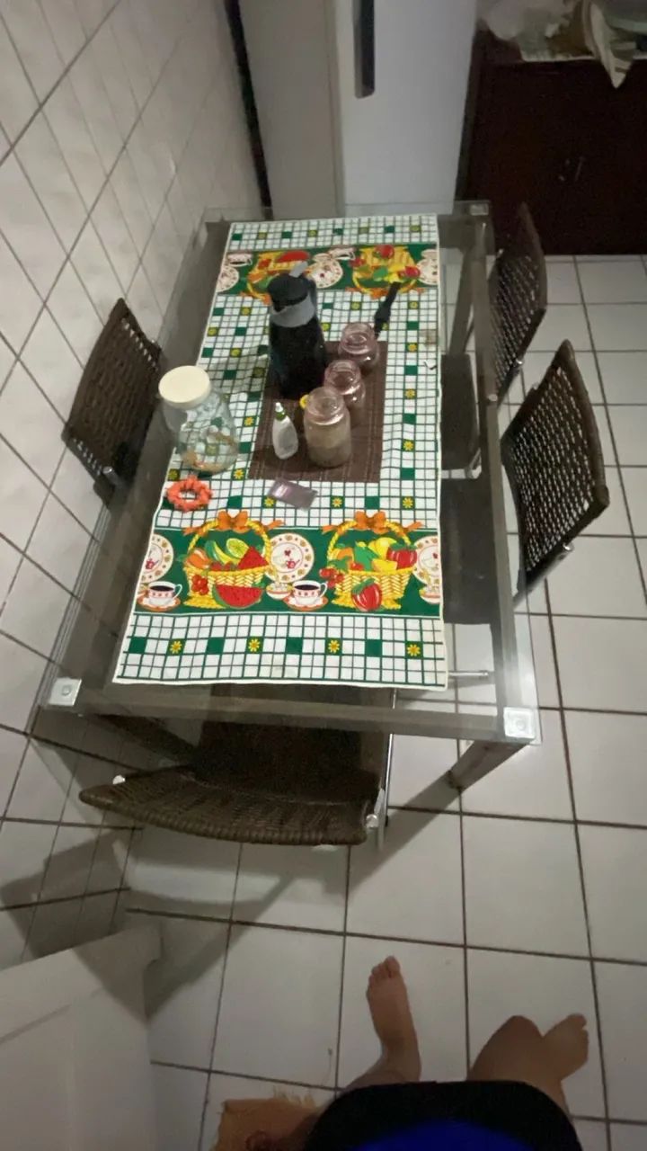 MESA DE JANTAR COM 4 CADEIRAS