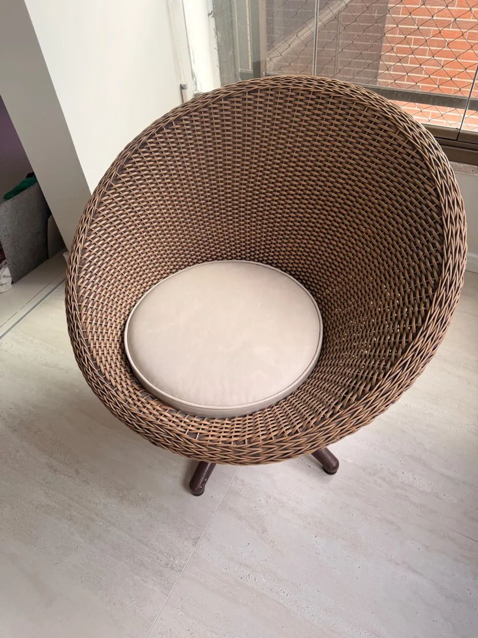 Poltrona MAC em fibra sintética com almofada ? 86 × 81 cm - Foto 3