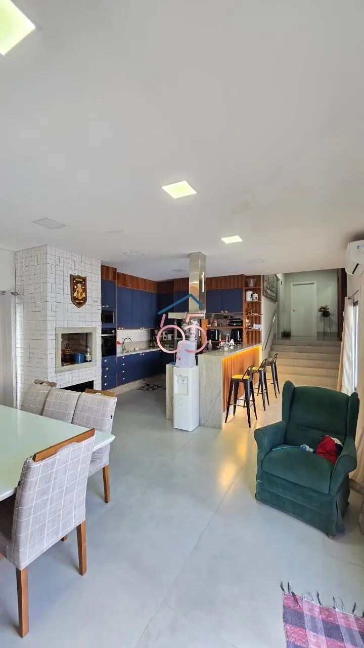 Casa de Alto Padrão para venda e locação com 4 Suítes, Piscina e Energia Solar