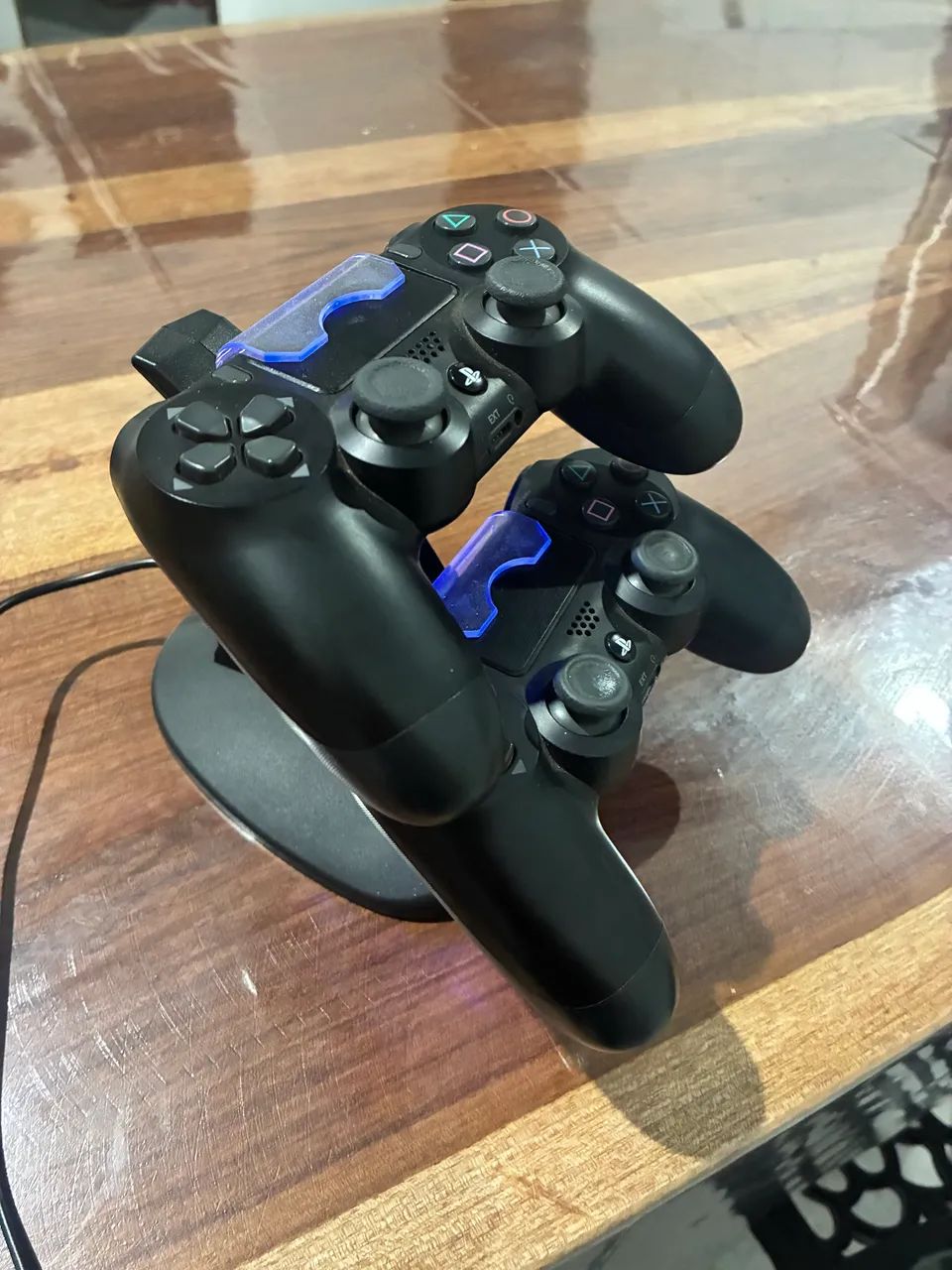 PS4 Slim 1TB - 10 jogos - 3 controles 