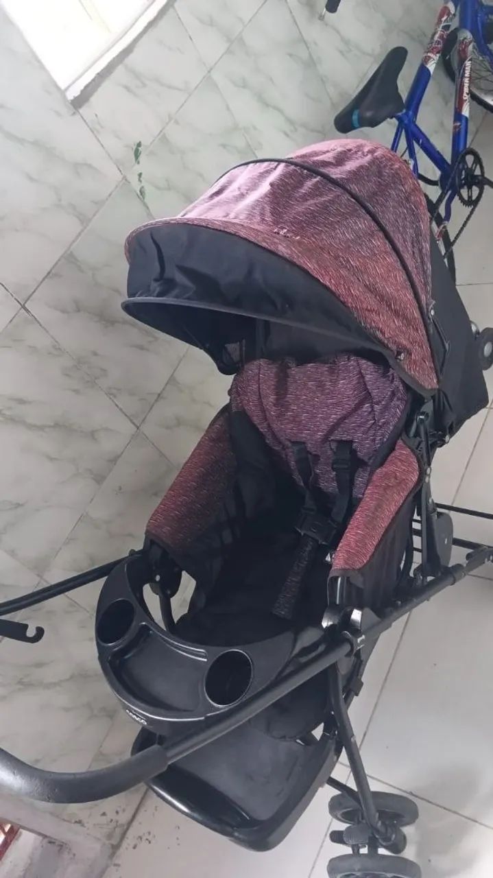 Vendo carrinho de bebê e esse acento vai grátis 